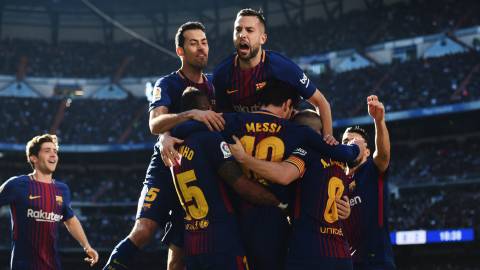 Los jugadores del Barcelona celebran el segundo gol en el Bernabéu.