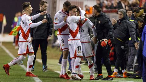 Álex Moreno, Bebé y Unai abrazan a Javi Guerra, tras irse al banquillo a celebrar su gol con Mario.