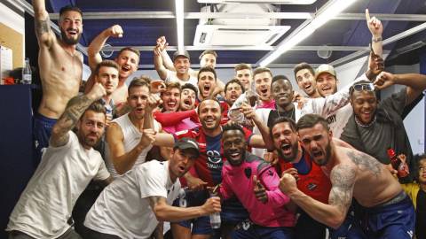 Los jugadores del Levante celebran la victoria. 