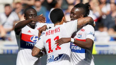 Los jugadores del Lyon celebran un gol. 