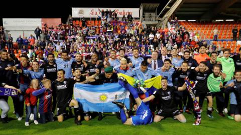 El Huesca celebra el ascenso.