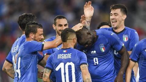 Balotelli celebra su gol con Italia.