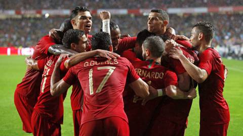 Jugadores de Portugal celebran un gol hoy, jueves 7 de junio de 2018, durante un partido amistoso entre Portugal y Argelia en el estadio Luz en Lisboa (Portugal).