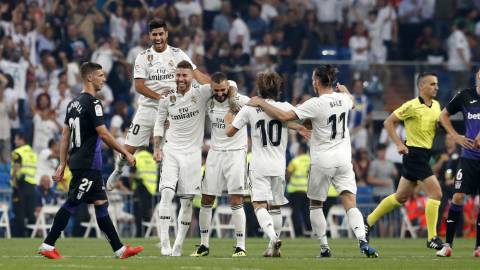 Los jugadores del Real Madrid felicitan a Benzema por uno de sus goles.