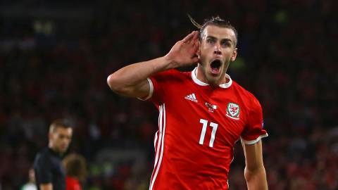 Bale celebra su gol en el partido de Gales ante Irlanda.