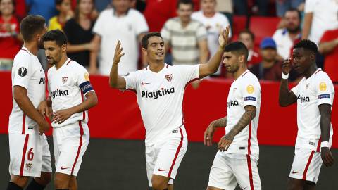 Los jugadores del Sevilla celebran el gol de Ben Yedder.
