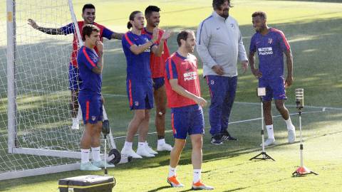 Griezmann, Correa, Filipe, Vitolo, Godín y Lemar, ayer con el Mono Burgos, en la última sesión del Atlético antes de medirse al Huesca. 