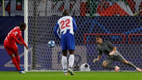 Casillas salta para parar el tiro de penalti de Manuel Fernandes.