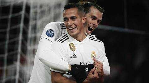 Bale felicita a Lucas Vázquez por su gol.