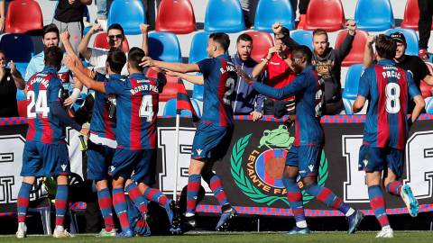 Los jugadores del Levante UD celebran un gol durante un partido.