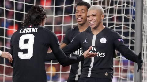 Mbappé y Cavani celebran el primer gol del partido.