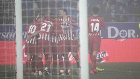 El Atlético celebra el 0-2 de Arias en El Alcoraz. 