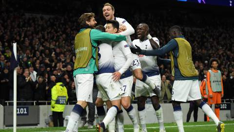 Los jugadores del Tottenham celebran el gol de Son ante el City.