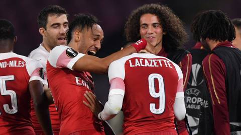 El Arsenal celebra el triunfo en casa del Nápoles